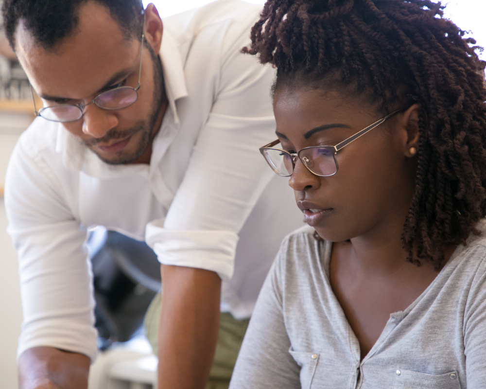 Como treinar novos colaboradores sem depender dos mais experientes